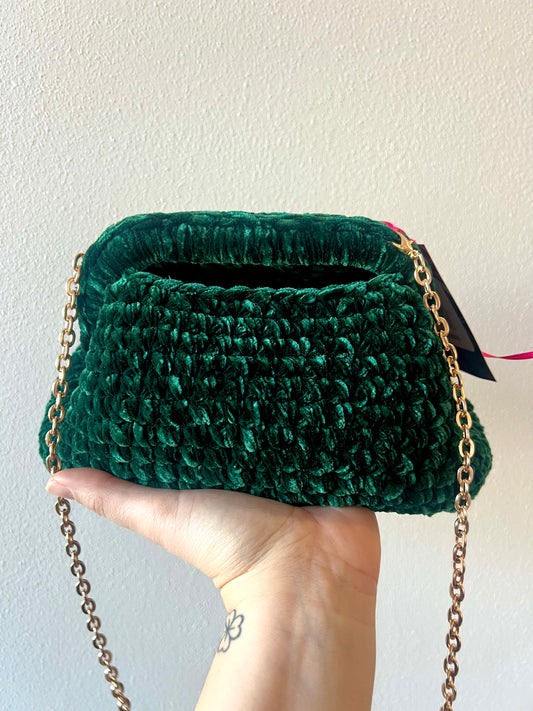 Clutch in ciniglia verde con catena dorata💚