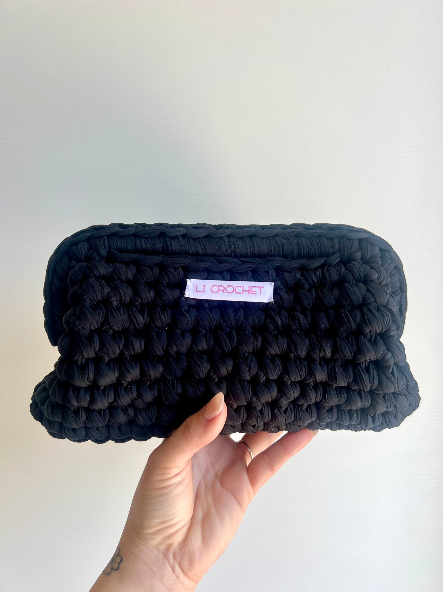 Clutch nera con molla da 25cm🖤