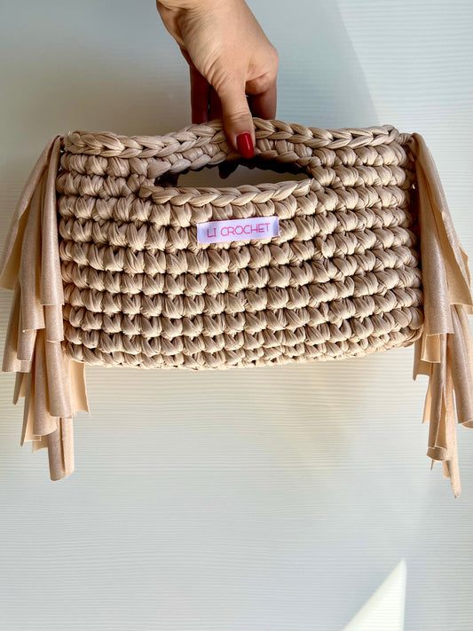 Borsa con frange in fettuccia perlata✨