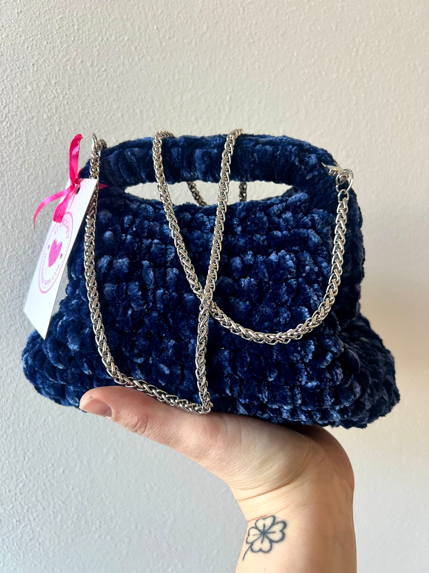 Clutch in ciniglia blu con catena argentata💙